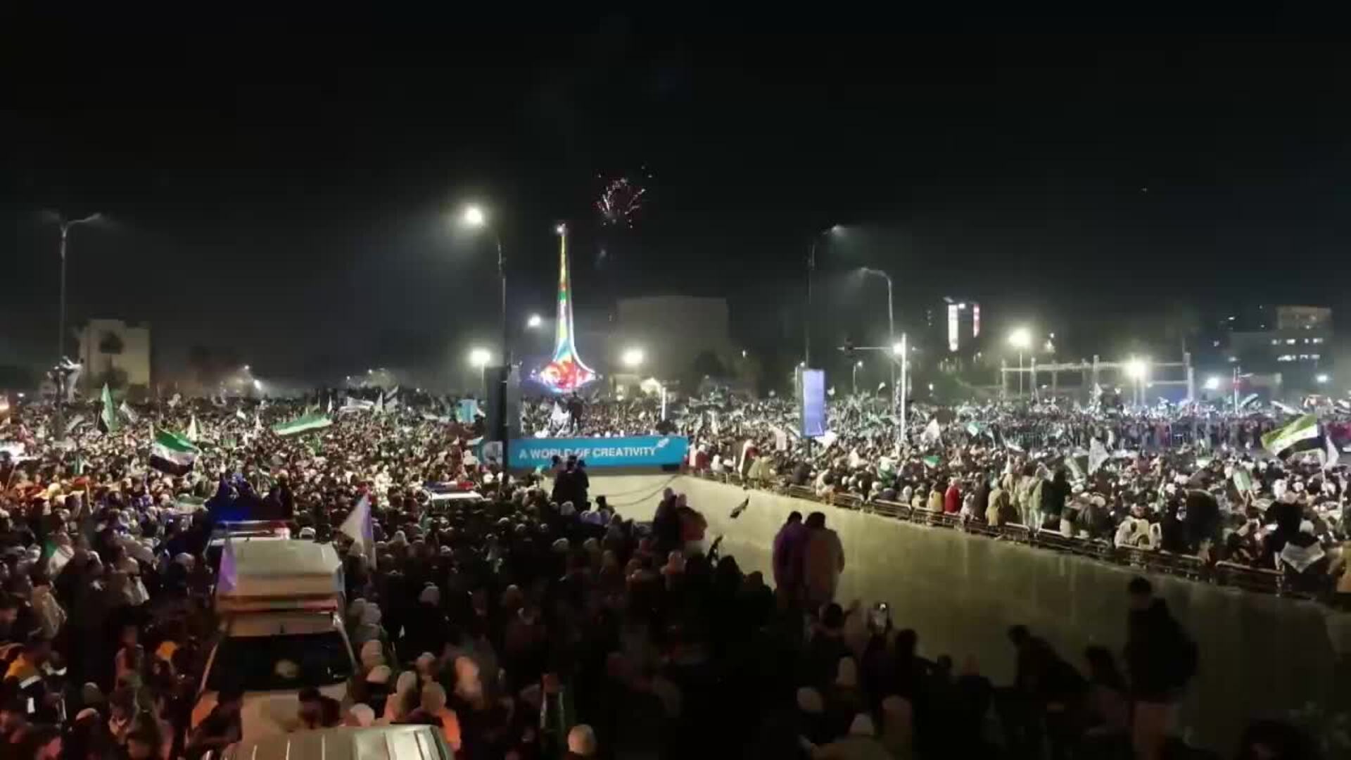 Decenas de miles de sirios celebran en Damasco el primer aniversario de la caída de Al Asad