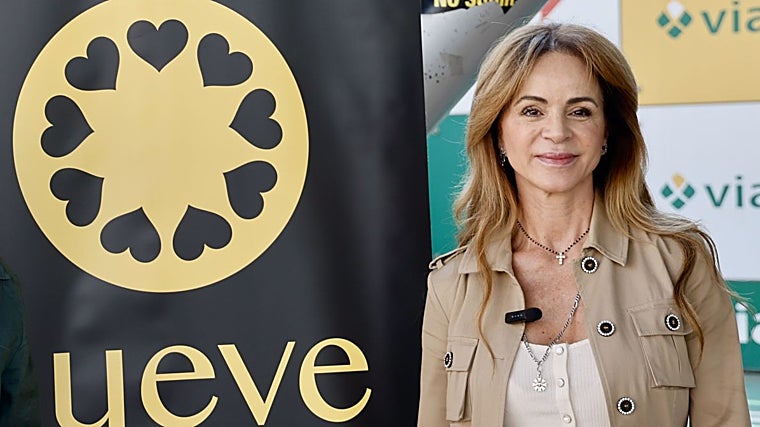 Silvia Clemente, con el cartel de su nuevo partido