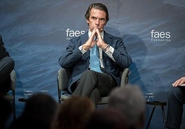 Aznar carga contra el «populismo» de Vox y PSOE en la campaña de Extremadura por atacar a Guardiola y presentar un candidato procesado