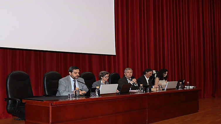 La UDC da «unos días» a Compostela para ratificar sin matices el acuerdo de descentralización de Medicina