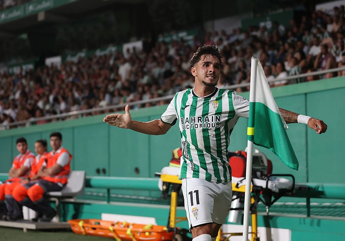 Kevin Medina golpea el banderín de córner en un partido de esta temporada