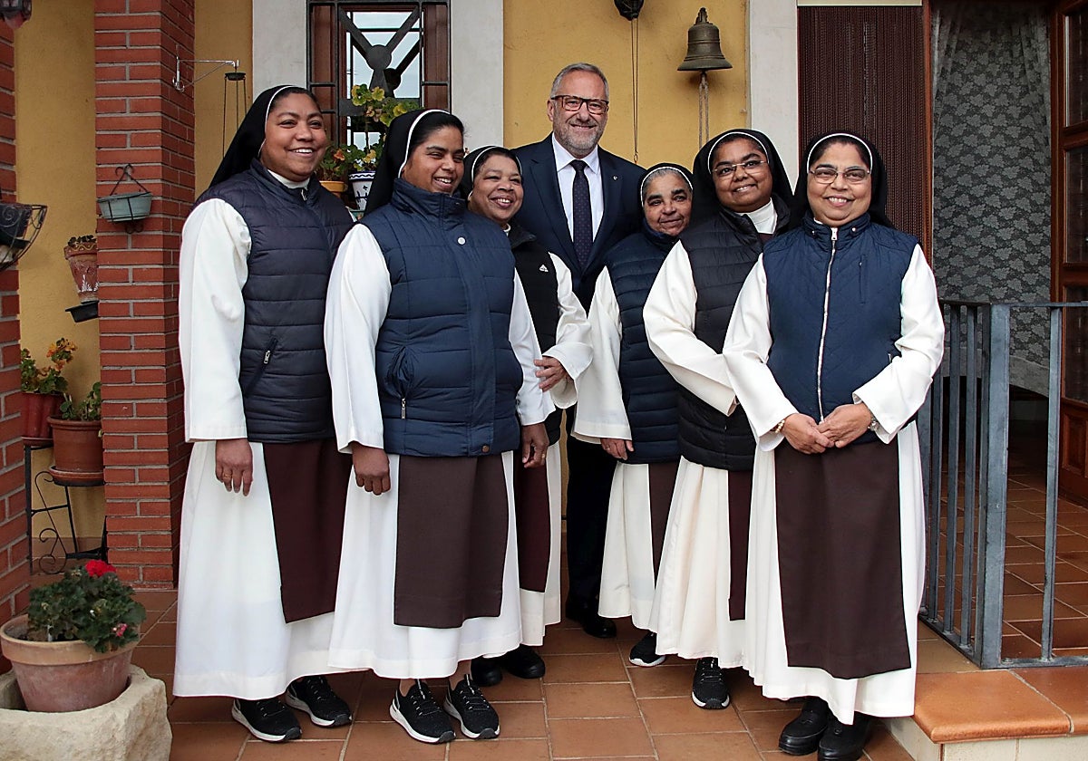El presidente de las Cortes y de la Fundación de Castilla y León, Carlos Pollán, presenta junto a varias hermanas la feria de convento ‘Dulce Tentación’