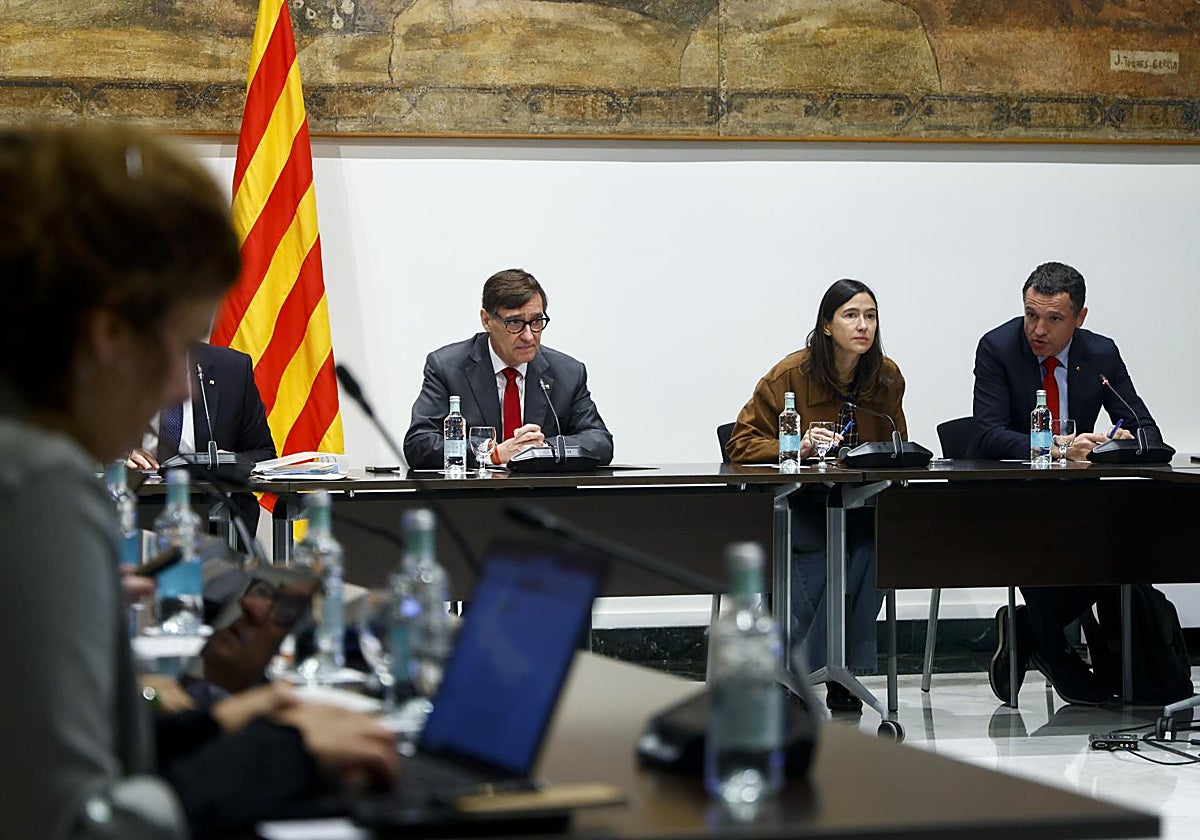 El presidente de la Generalitat, Salvador Illa (c), acompañado de los consellers de Interior, Núria Parlón (2d), y de Agricultura, Ganadería, Pesca y Alimentación, Óscar Ordeig (d), entre otros, durante la sesión de trabajo para analizar la evolución del brote de peste porcina africana.