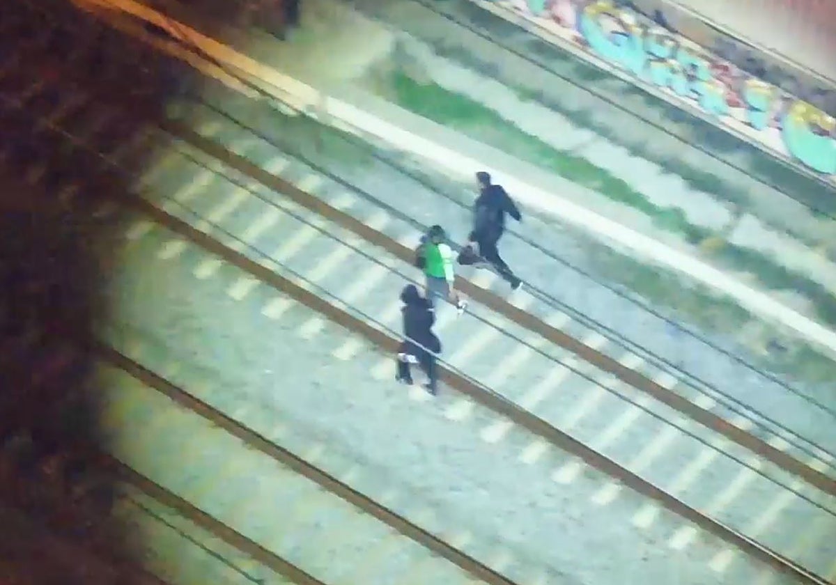Tres de los grafiteros grabados por las cámaras de seguridad tras pintar un tren