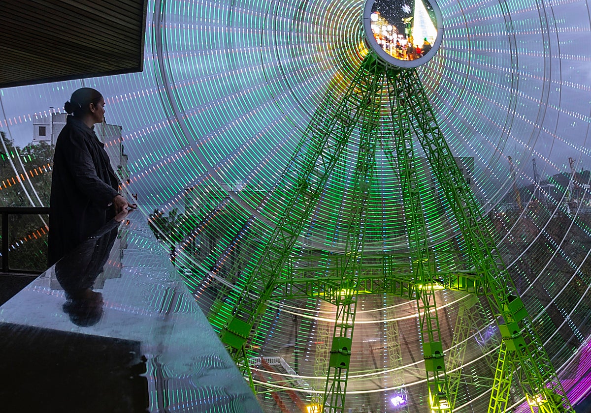 Los vecinos sufren el ruido y el bullicio a apenas unos palmos de sus balcones