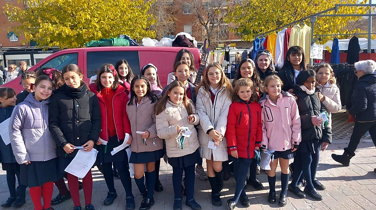Los alumnos, este martes, en el mercadillo