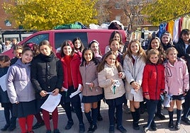 Los alumnos del Medalla Milagrosa de Toledo llenan de alegría el mercadillo 'El Martes' con sus villancicos