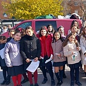 Los alumnos, este martes, en el mercadillo