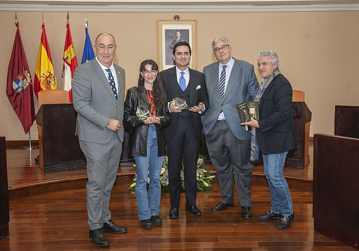 El Gil de Biedma más juvenil reconoce el «ejercicio espiritual» de Arturo de Vicente