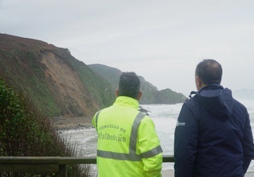 Al fondo, el acantilado en el que se produjo el deslizamiento de terreno