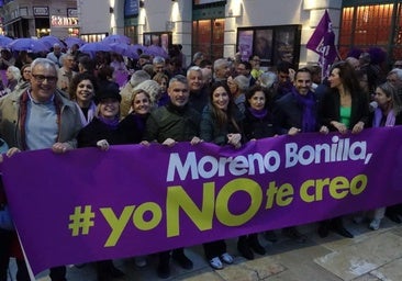 Antonio Navarro, primero por la izquierda, sosteniendo la pancarta del PSOE en una marcha feminista por el 8M en marzo de 2024