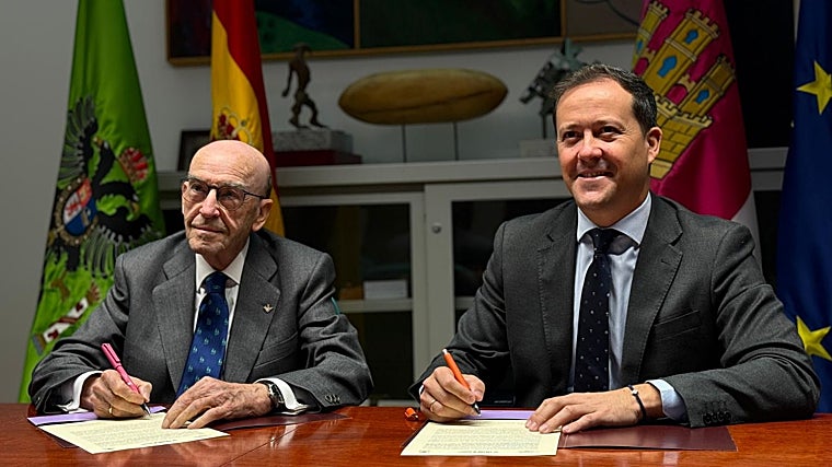 The president of the Globalcaja Horizonte XXII Foundation, Rafael Torres, signs the protocol with Carlos Velázquez, mayor of Toledo
