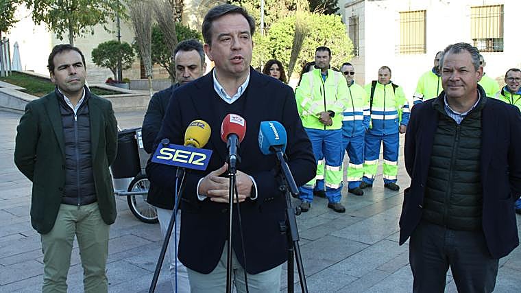 The mayor, during his appearance to present the mixed cleaning service which has been activated