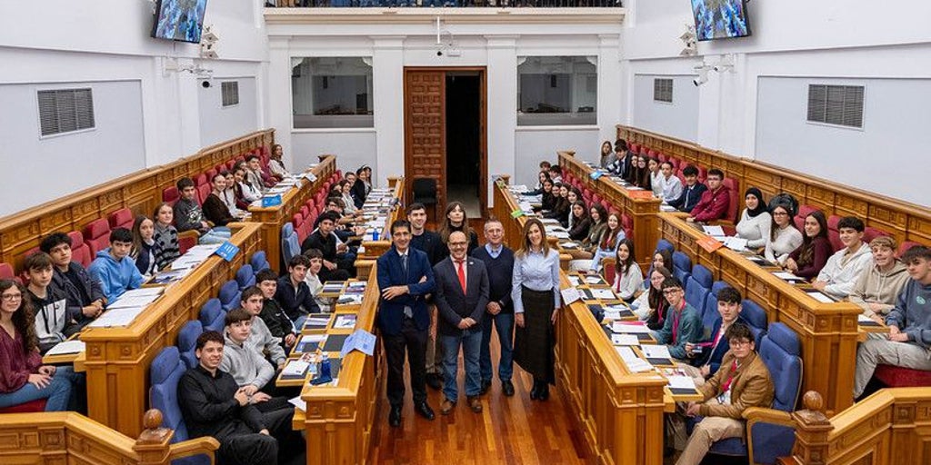 Alumnos de Secundaria de Castilla-La Mancha simulan un debate político del Parlamento Europeo en las Cortes regionales