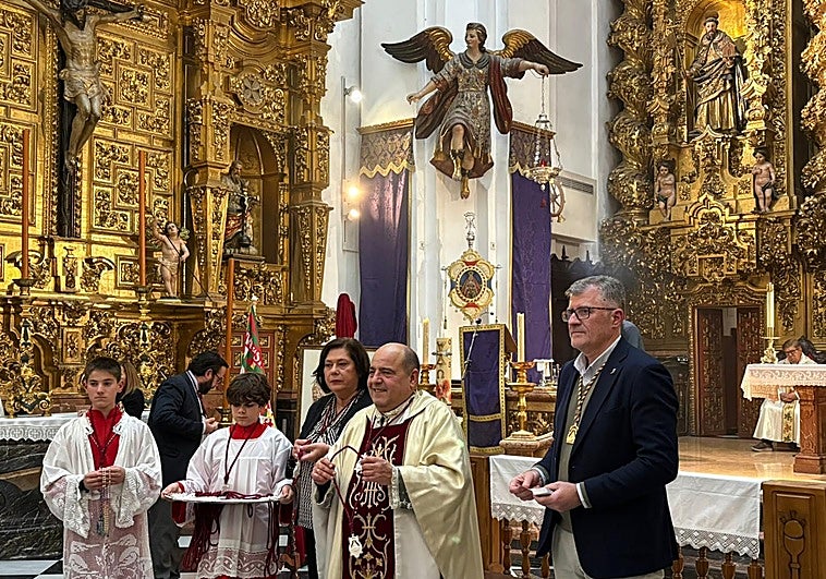 La filial de la Virgen de la Sierra en Córdoba estrena las medallas de sus hermanos