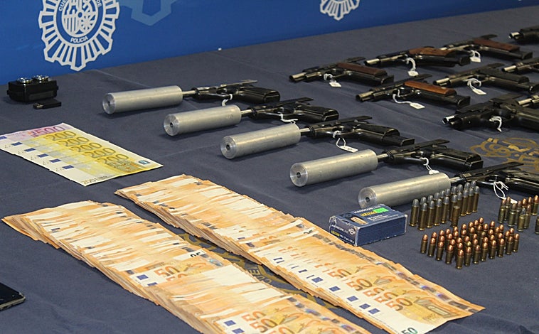 Main image - Weapons, drugs and money seized by the National Police during operations against the two French drug traffickers