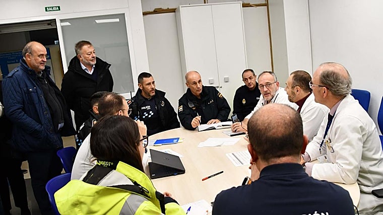 The first vice president of the Council, José Luis Martínez Guijarro, and the mayor of Cuenca, Darío Dolz, followed the operation deployed to transfer patients from Virgen de la Luz to the new hospital center.