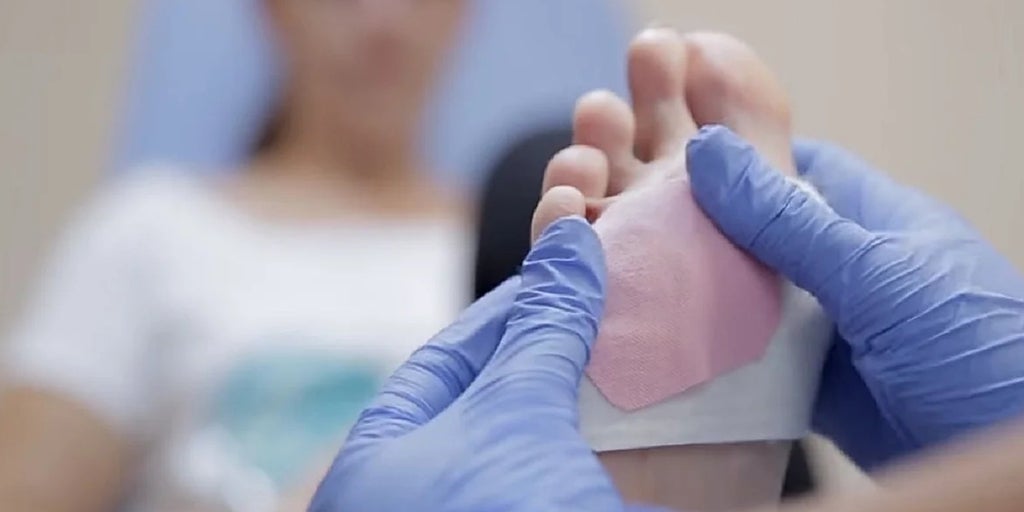 Jorge Escoto, podólogo, sobre qué hay detrás de tener los pies fríos: «Pueden esconder hasta cinco patologías»