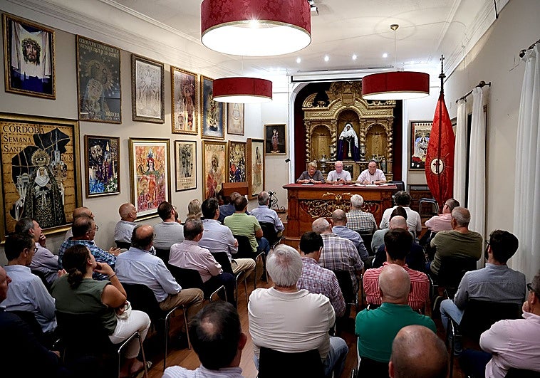 Reuniones, enmiendas rechazas y  explicación para la reforma de los estatutos de la Agrupación de Cofradías de Córdoba