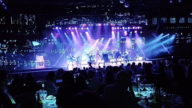 Número musical y de baile del espectáculo 'Elements' del Benidorm Palace