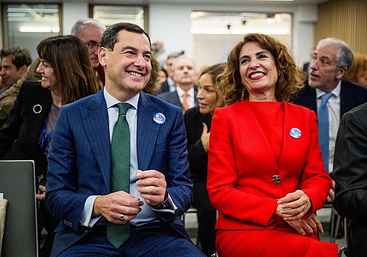 Juanma Moreno rozaría la mayoría absoluta en Andalucía ante el ascenso de Vox y un PSOE que cae