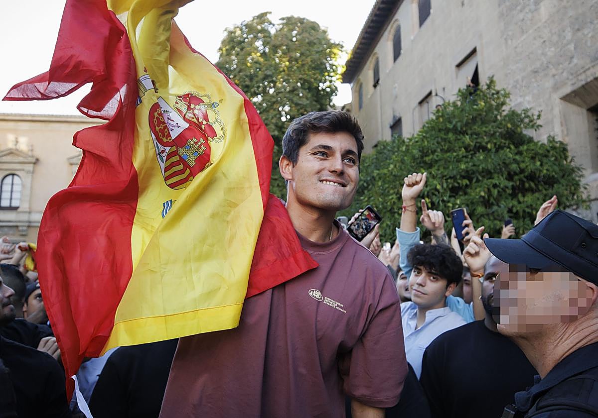 El Congreso abre un expediente a Vito Quiles por grabar con el móvil sin  permiso dentro de la Cámara