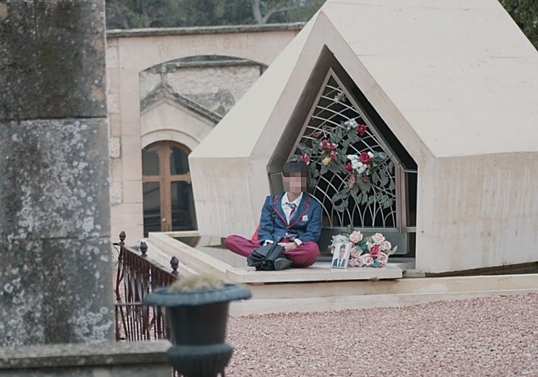 Polémica por la grabación de una serie porno frente a la tumba de Camilo Sesto en Alcoy