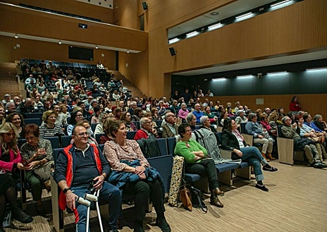 Secondary image 1 - The auditorium of the University Hospital of Toledo hosted the warm and moving tribute to the oncologist Ignacio Chacón, whom his patients hugged and kissed, very grateful for his support in very difficult times.