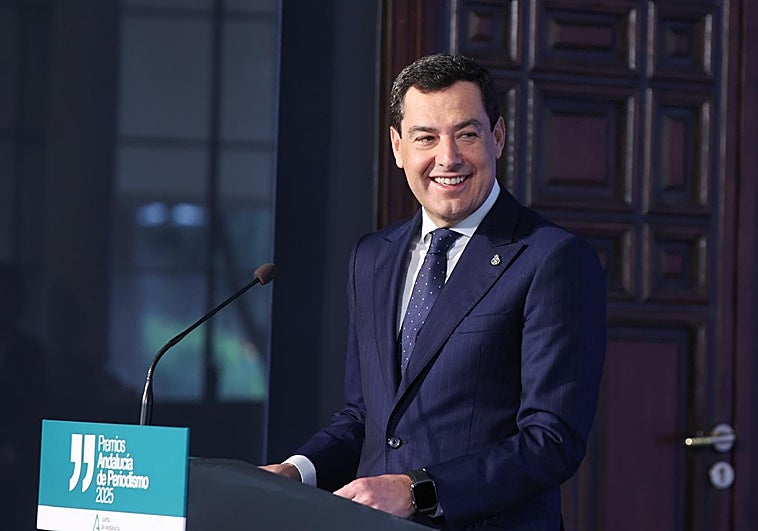 Juanma Moreno cree que Guardiola «ha hecho un gran trabajo» y espera que los extremeños apuesten por la estabilidad