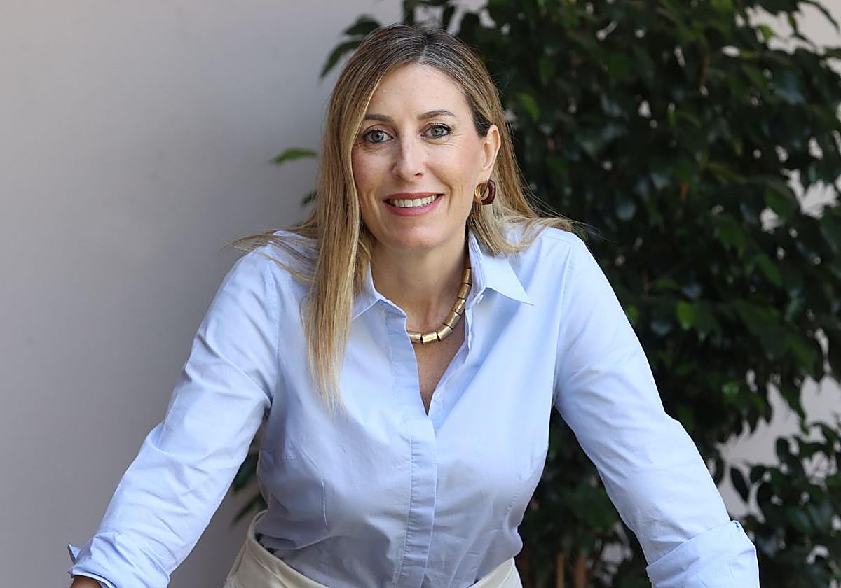 La vida personal de María Guardiola: su marido José Vicente, sus dos hijos y su brillante carrera profesional