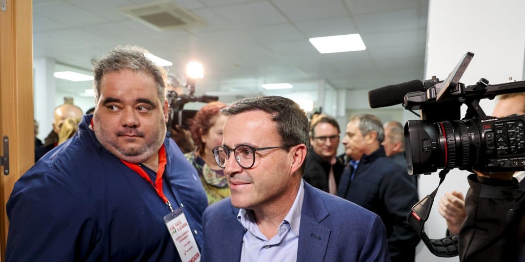 Gallardo dimite como secretario general del PSOE de Extremadura