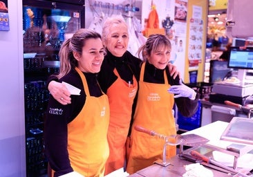 Una pollería del Mercado Central de Zaragoza reparte entre sus clientes un quinto premio de la Lotería de Navidad: «Nos hemos enterado mientras hacíamos croquetas»