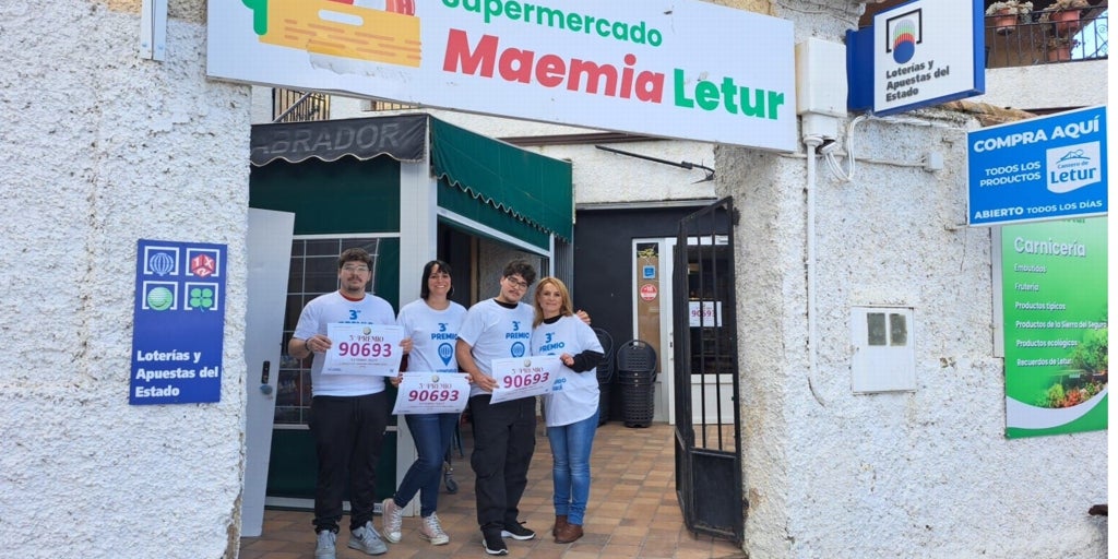 La Lotería de Navidad vuelve a dejar un pellizco en el supermercado  Maemia  de Letur (Albacete): «Una alegría para el pueblo»