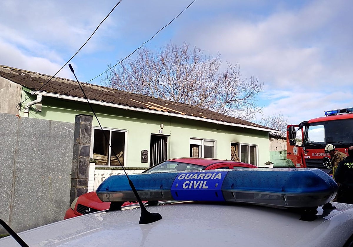The Civil Guard and firefighters, this Friday in front of the Mugardos house where the events took place
