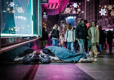 Una Navidad al raso en Gran Vía: «Aquí siempre hay gente paseando»