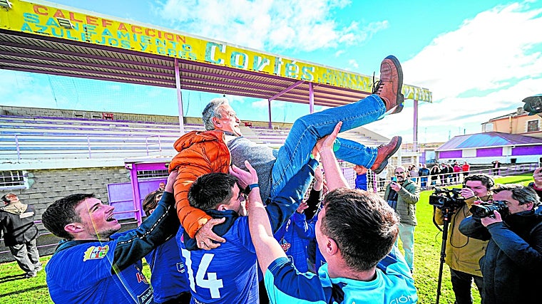 The players of the La Bañeza soccer team were responsible for selling tickets for the El Gordo Christmas lottery in the municipality.