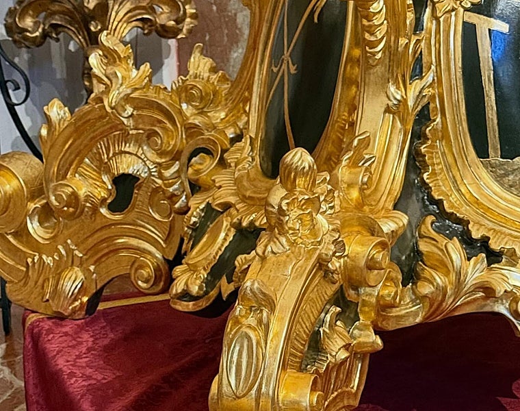 Detail of the gilding of the base once restored