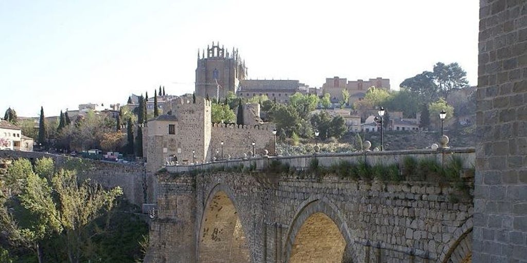 Toledo estudia cobrar por hacerse fotos en el Puente de San Martín