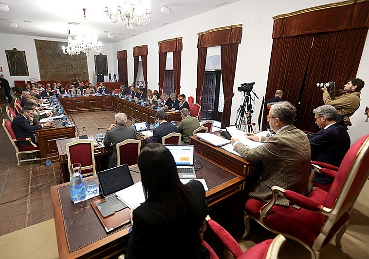 Más dinero para los ayuntamientos y depurar políticas de igualdad, requisitos de PSOE y Vox para apoyar el presupuesto de la Diputación de Córdoba