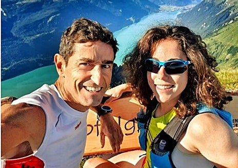 Imagen secundaria 1 - Jorge, Natalia y Eneko (derecha, en la cuenta de Instagram de su grupo de montaña)