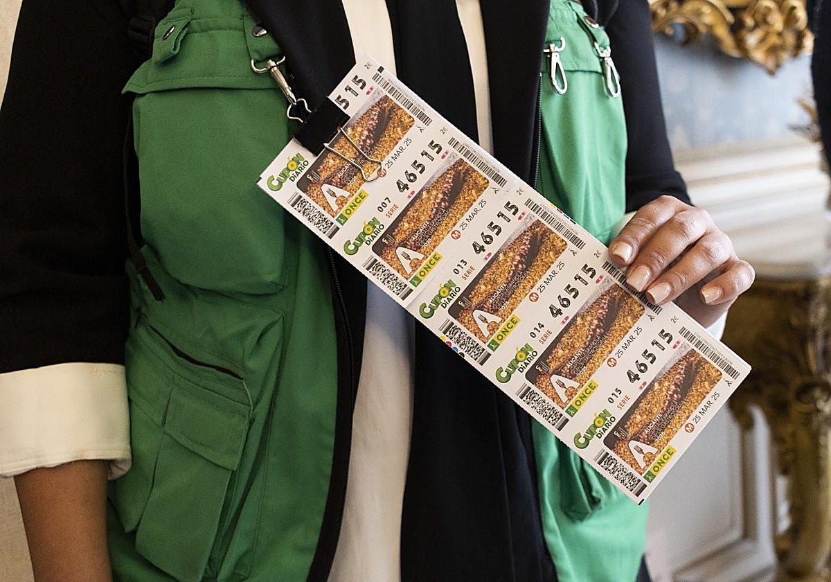 Imagen de archivo de una vendedora con cupones de la ONCE