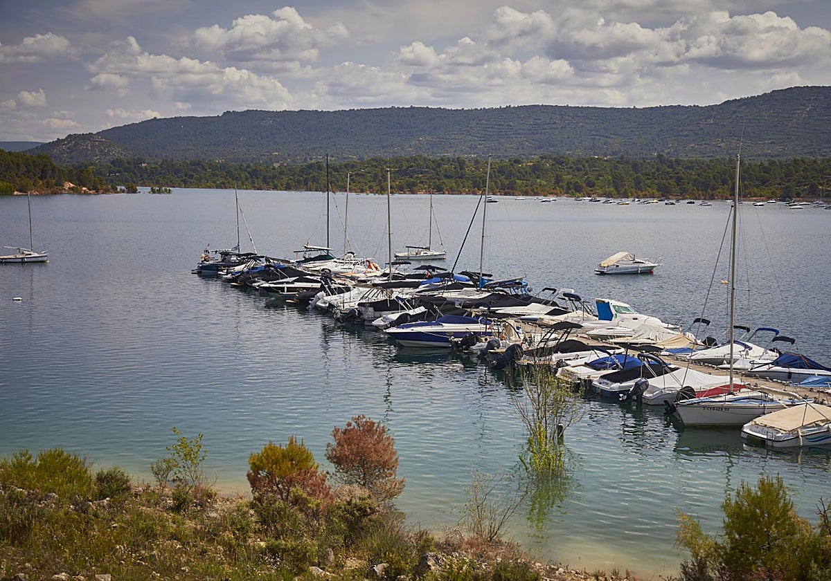 Barcos de recreo para la actividad náutica en el embalse de Entrepeñas, el más pequeño de los dos que abastecen al trasvase Tajo-Segura