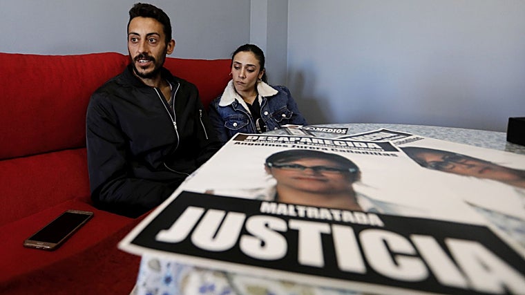 Crianças de Angeles Zurera com placa para procurar a mãe