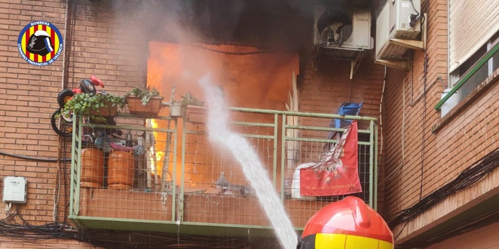 Evacuación in extremis y varios vecinos atendidos por el incendio de varias plantas en un edificio de Paiporta
