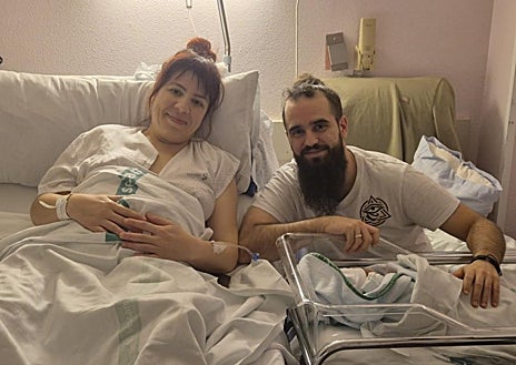 Imagem secundária 1. Acima: Lúcia, segunda filha de Raquel e Ismael, nascida num hospital de Guadalajara. Acima destas linhas, Eric com seus pais Diego e Maria (à esquerda), que vieram ao mundo no Alcazar de San Juan, e à direita, Lissandro Gabriel, filho de Esther Abigail e Francisco Javier.