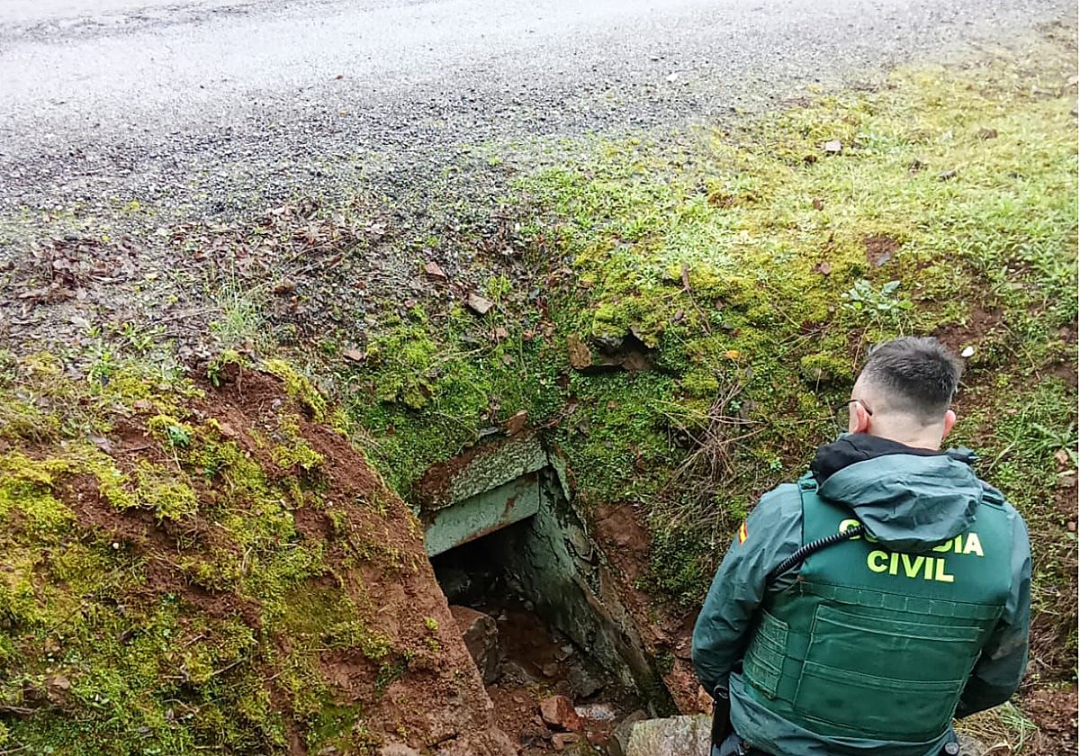 Un agente de la Guardia Civil en el lugar donde fue localizado el anciano en Villaviciosa