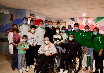 El Córdoba CF reparte ilusión entre los niños del hospital Reina Sofía y San Juan de Dios