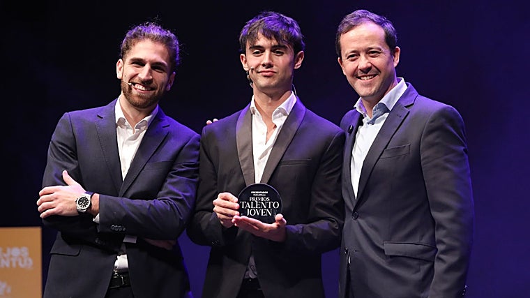 El alcalde de Toledo con los presentadores de la gala.