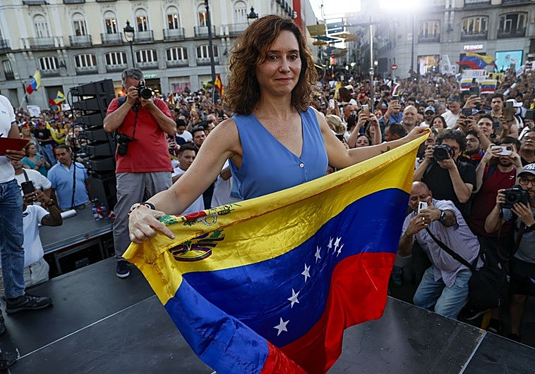 Ayuso: «Maduro es un dictador. La caída del régimen es una de las noticias más importantes de todos los tiempos»