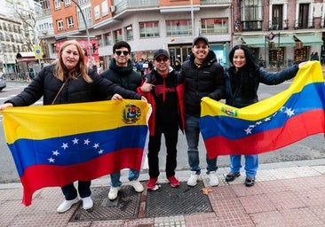 La diáspora venezolana comienza a concentrarse en Madrid ante su consulado: «Por fin, por fin llegó el momento»